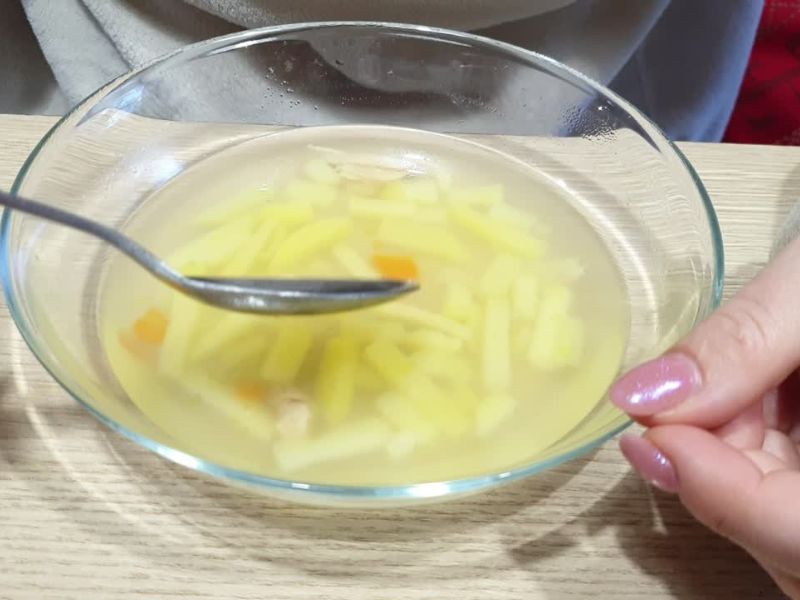 Supa od povrća i piletine bogata je vitaminima, lako svarljiva i pomaže hidrataciji i izlečenju prehlade.