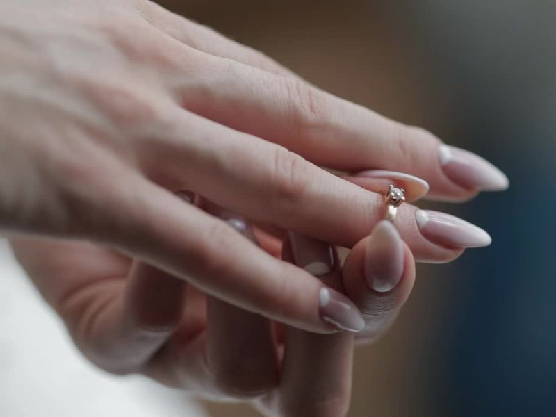 Na kojoj ruci se nosi verenički prsten? Tradicije i običaji širom sveta